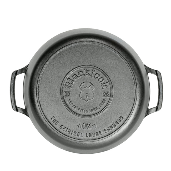 Lodge Blacklock *02* 5.5 Quart Triple Seasoned Cast Iron Dutch Oven - Bottom