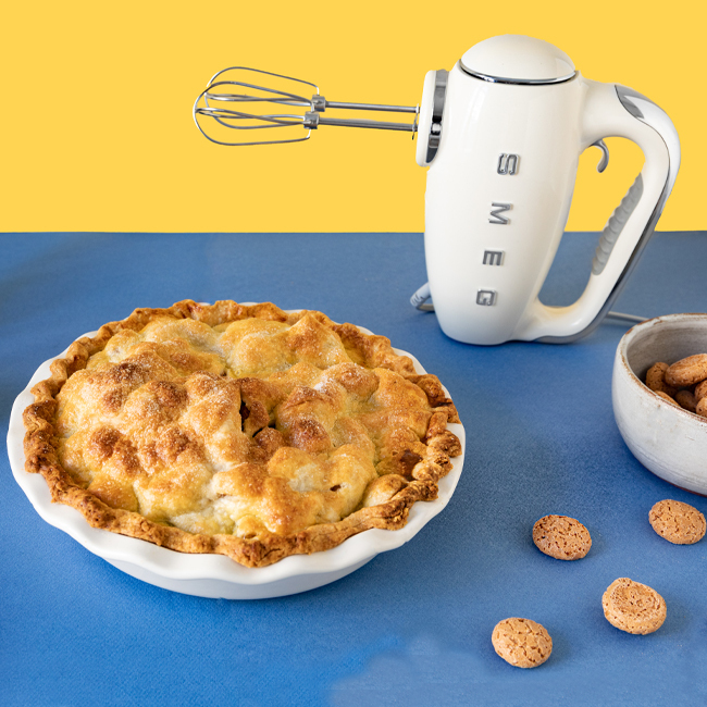 Smeg Electric Hand Mixer | White with pie